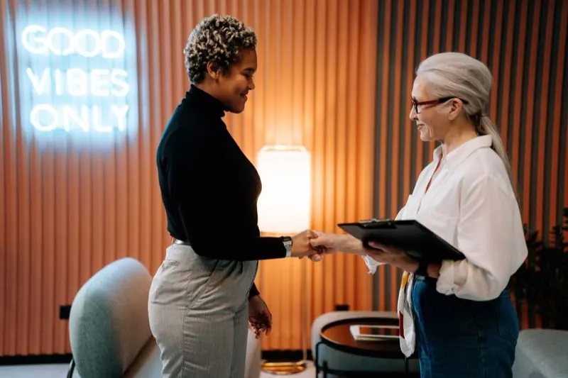 Femme d’affaires africaine concluant un partenariat par une poignée de main
