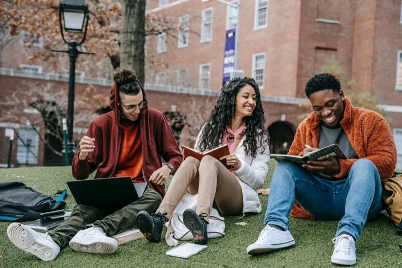 Jeunes professionnels africains étudiant et collaborant ensemble